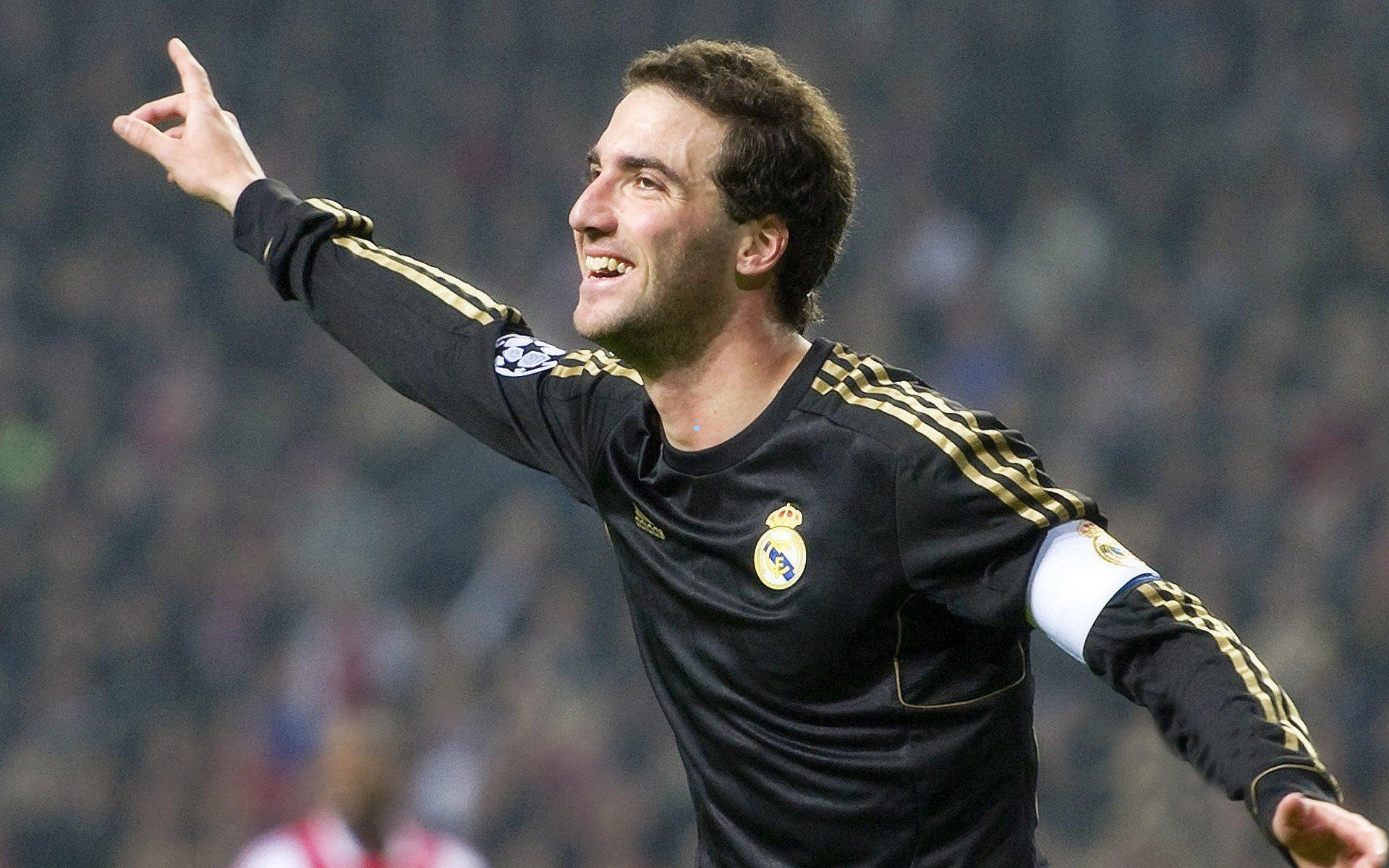 门兴后卫捍卫清白，吉拉西犯规无可争议，德甲赛场再掀判罚波澜