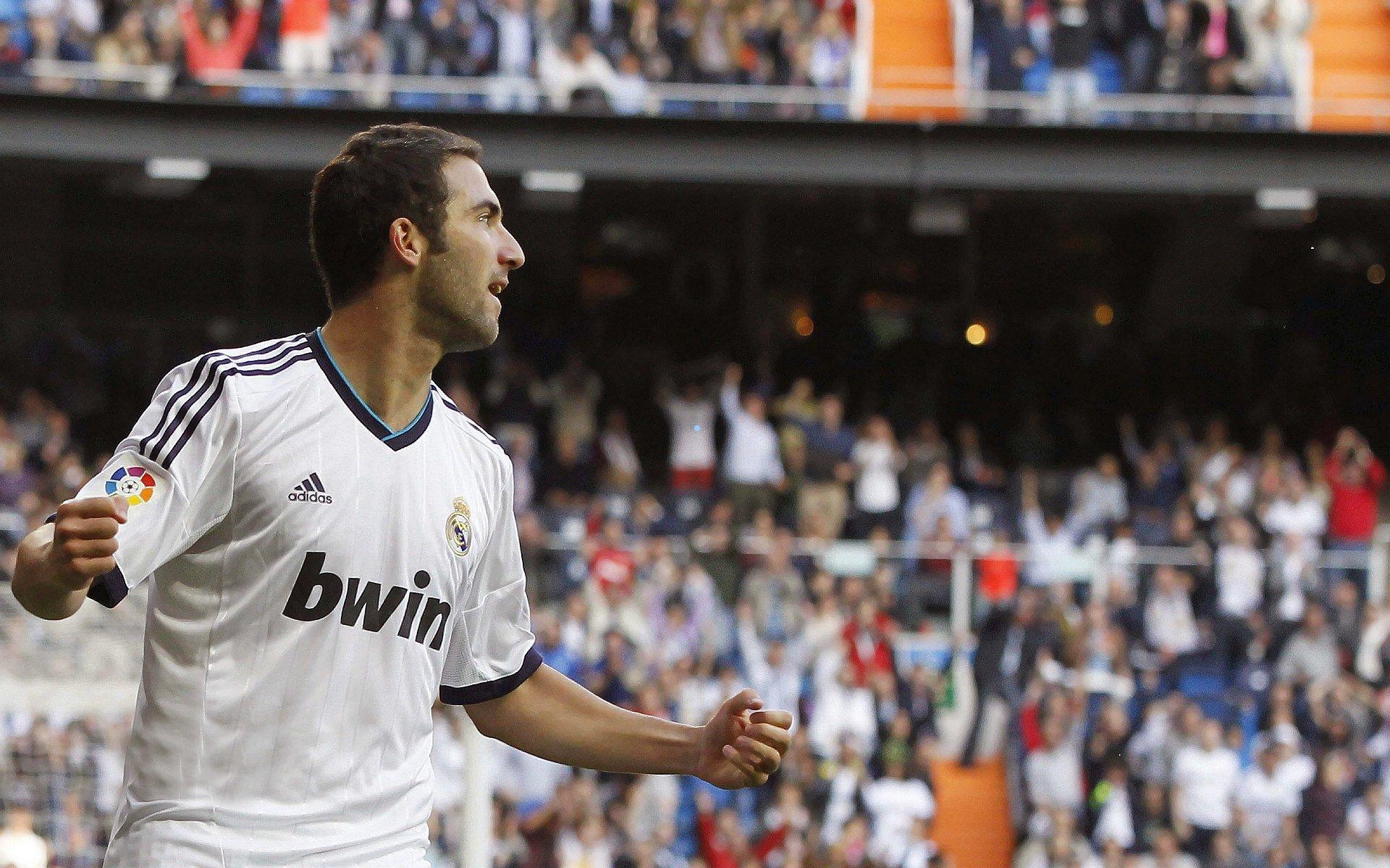 泰晤士报独家披露,皇马球迷集体发声,指控阿隆索遭队友与俱乐部背叛